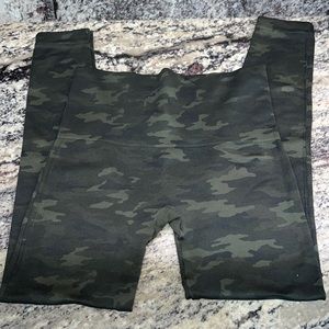 Spanx seamless green camo leggings, size M